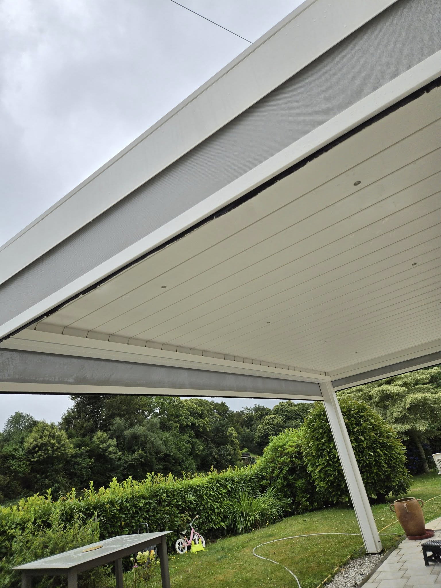 Nettoyage d'une pergola bioclimatique - Après