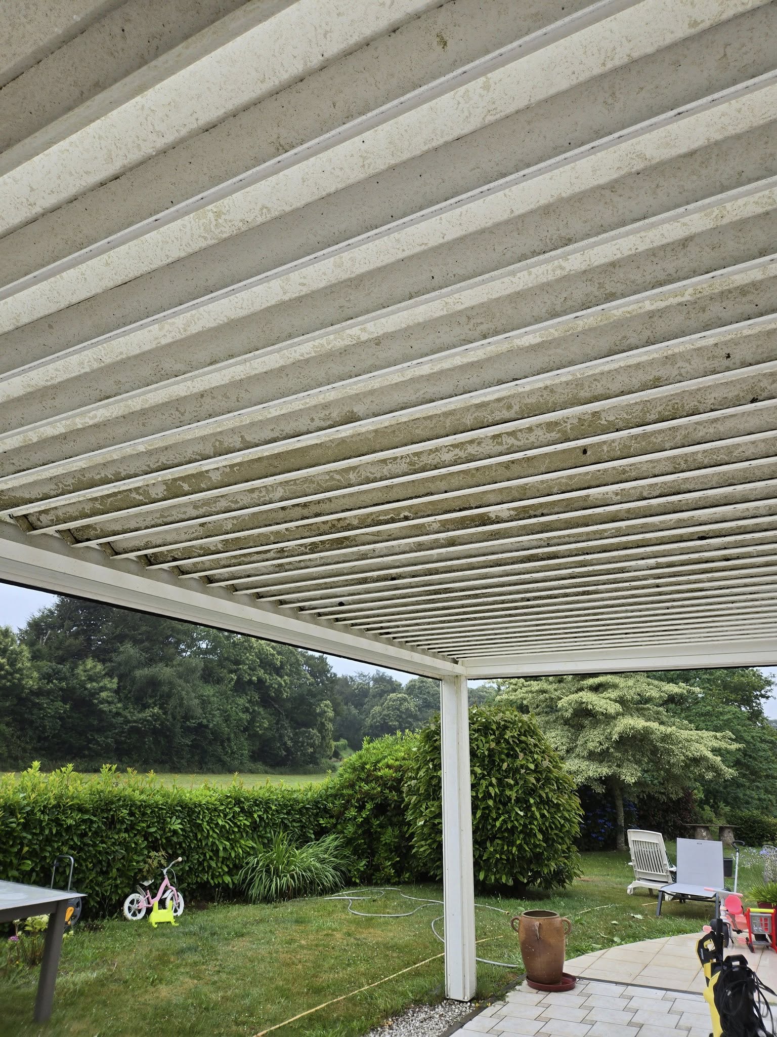 Nettoyage d'une pergola bioclimatique - Avant