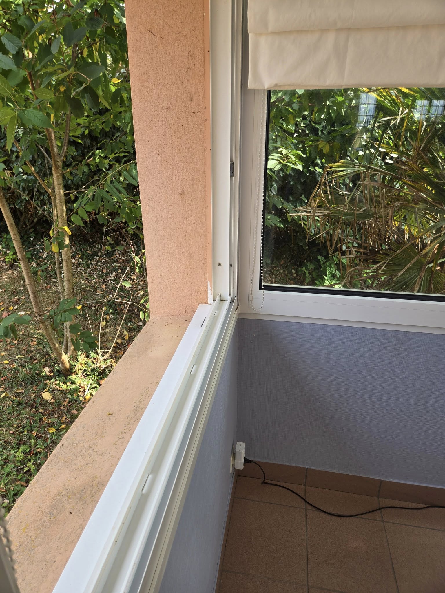 Nettoyage de baies vitrées, grandes fenêtres avec les encadrements et les plinthes - Après