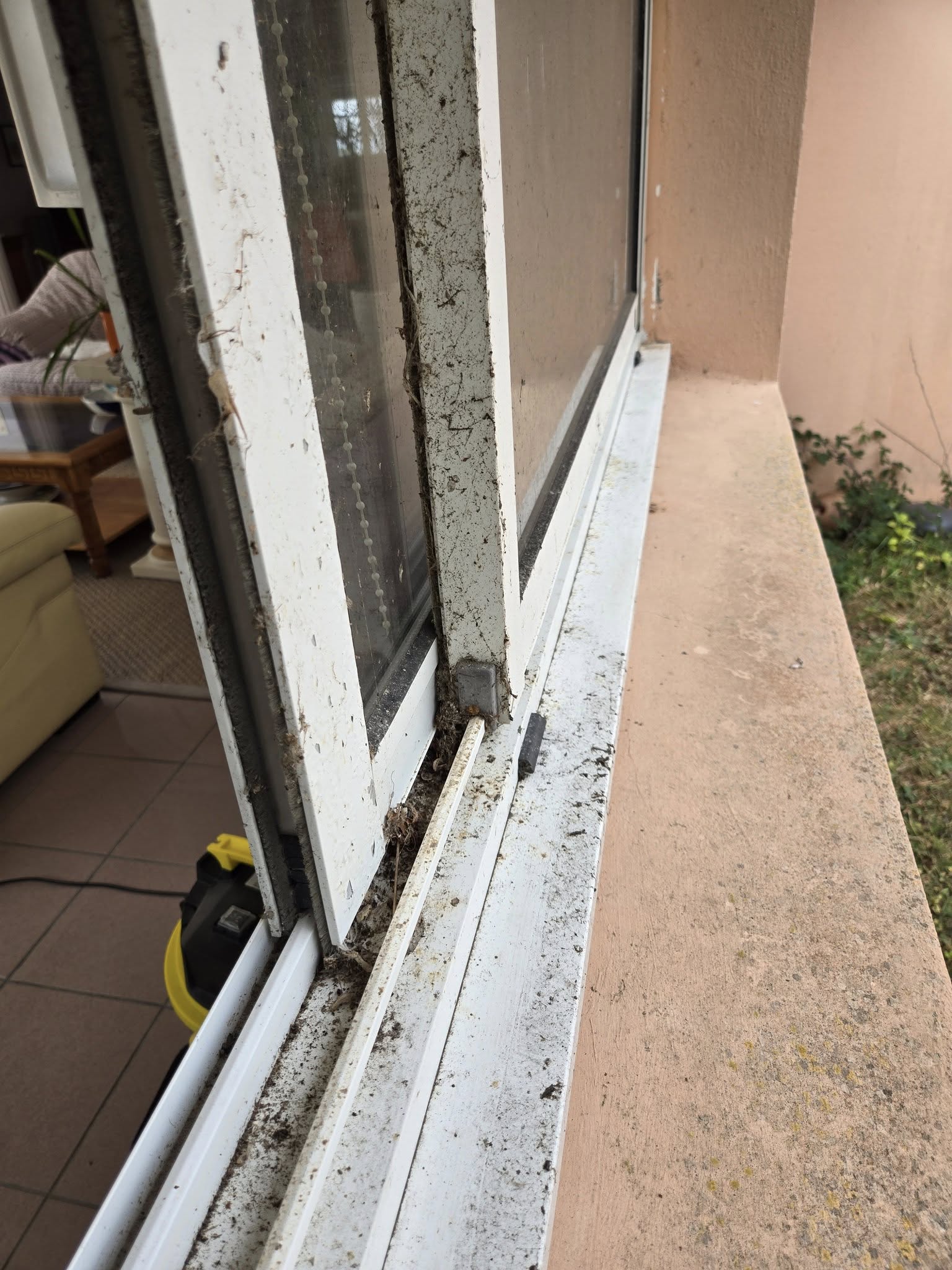 Nettoyage de baies vitrées, grandes fenêtres avec les encadrements et les plinthes - Avant